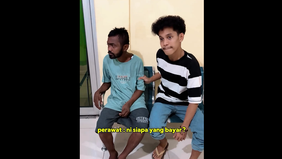 Sebuah video yang beredar di media sosial baru-baru ini menunjukkan seorang perawat di Rumah Sakit Sri Ratu Medan diduga menolak seorang pasien yang ingin berobat.