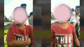 Momen seorang bocah di Kabupaten Muna Sultra, curhat kesal saat baju yang udah didapat dari Presiden Jokowi malah dirampas ibu-ibu.