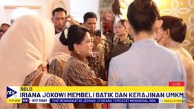 Iriana membeli beberapa produk UMKM kerajinan tangan seperti perhiasan, tas dan taplak meja rajutan serta batik bercorak mitologi Yunani