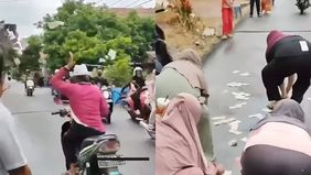 Viral di media sosial memperlihatkan aksi seorang pria, mengendarai sepeda motor menebarkan uang pecahan Rp2 ribu di jalanan untuk pembangunan masjid. 