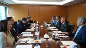 Menteri Koordinator Bidang Perekonomian Airlangga Hartarto bertemu dengan CEO Hyundai Motor Group Euisun Chung dalam kunjungan kerja di Korea Selatan.