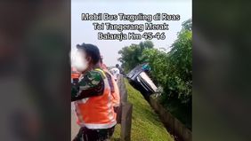 Sebuah bus yang membawa rombongan Ciomas, Kabupaten Serang, mengalami kecelakaan di Tol Tangerang-Merak km 45-46 arah Merak, Selasa (21/5/2024) pagi. Kecelakaan ini mengakibatkan puluhan orang mengalami luka-luka.