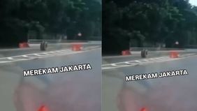 Kejadian menegangkan kembali terjadi di jalan tol. Kali ini, sebuah ban truk terlihat menggelinding liar di Tol Jakarta Outer Ring Road (JORR) dekat Exit Tol Pluit-Kapuk, Jakarta Utara. Peristiwa ini terekam oleh kamera pengendara lain dan videonya v