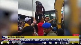 Mereka protes karena lapak yang telah mereka tempati bertahun-tahun dibongkar paksa. Sementara saat ini mereka tidak kebagian  tempat di gedung baru pasar Mardika.