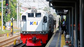 Seorang relawan pengatur lalu lintas (lalin) di perlintasan kereta api Stasiun Pondok Jati, Jakarta Timur tewas tertabrak kereta pada Jumat, 28 Juni 2024 pukul 17,30 WIB.