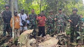  Di balik rindangnya Hutan Keramat Amyu, perbatasan RI-PNG, tersimpan misteri selama 82 tahun. Bangkai pesawat yang terkubur dalam lebatnya hutan, akhirnya berhasil ditemukan oleh Satgas Yonif 122/TS, menguak kisah sejarah yang terlupakan.