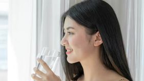 Air putih jadi hal penting bagi kesehatan tubuh manusia. Selain memuaskan dahaga, minum air putih memiliki banyak manfaat.