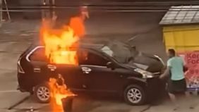 Sebuah mobil di Jambi terbakar usai pengemudi mengangkut galon BBM.