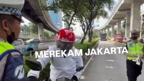 Sebuah video yang merekam aksi seorang pengendara motor arogan di Jakarta Selatan viral di media sosial. Pengendara tersebut membuang surat tilang yang diberikan oleh petugas kepolisian dan mengaku memiliki bekingan di Polda Metro Jaya.