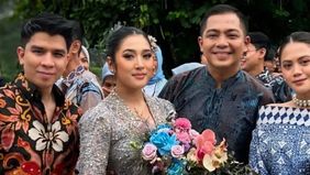 Kabar bahagia datang dari gitaris grup musik Govinda, Ade Govinda resmi melamar sang kekasih di Bandung.