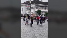 Pagi tadi, Presiden Joko Widodo (Jokowi) mengajak cucunya, Jan Ethes, bersepeda keliling kota Yogyakarta. Namun, yang menarik perhatian warganet adalah sikap Paspampres yang mengawal mereka.
