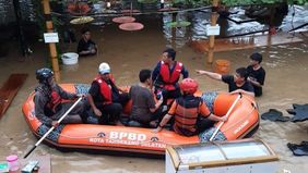 Hujan deras yang mengguyur Kota Tangerang Selatan (Tangsel) pada Jumat malam (24/5) hingga Sabtu dini hari (25/5) mengakibatkan banjir di beberapa wilayah. Banjir merendam permukiman warga di Warung Lengkong Serpong, Perumahan Pesona Serpong, dan Per