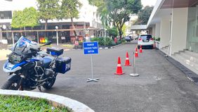 Jampidsus Kejagung Febrie Adriansyah diduga dikuntit seseorang yang disebut anggota Densus 88 saat sedang berada di sebuah restoran kawasan Cipete, Jakarta Selatan. Aksi ini pun diketahui oleh Polisi Militer yang telah ditugaskan mengawal Febrie.
