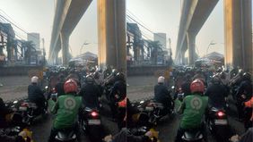 Kemacetan parah terjadi di kawasan Pasar Cipulir, Kebayoran Baru, Jakarta Selatan Selasa pagi (28/5/2024). Para pengendara yang biasa melintasi jalan tersebut di jam kerja pun mengeluh. Kendaraan kebanyakan berhenti di jalanan ketimbang melaju.