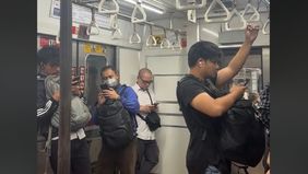 seorang penumpang KRL membagikan momen ketika kereta yang ditumpanginya terhenti karena tabrak mahasiswa UI.