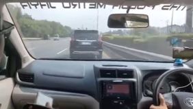 Polisi mengejar pengendara mobil Pajero Sport di jalan tol karena memakai plat nomor palsu.