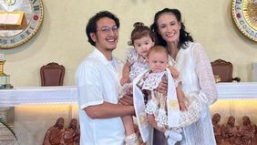 Dimas Anggara dan Nadine Chandrawinata dicibir netizen lantaran dianggap aneh karena anaknya dibaptis usai lahir diazani.