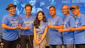 Grup musik legendaris Padi kembali menggebrak industri musik Tanah Air dengan menggandeng penyanyi baru Fanny Soegi di lagu Langit Biru.