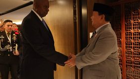 Menteri Pertahanan Prabowo Subianto bersama Menteri Pertahanan Amerika Serikat Lloyd J. Austin III melakukan pertemuan di sela-sela kegiatan IISS Shangri-La Dialogue 2024 di Singapura, Sabtu (1/6/2024).