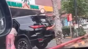 Belakangan viral di media sosial, sebuah video singkat yang memperlihatkan seorang pria tengah mengganti plat nomor mobil merah menjadi hitam.