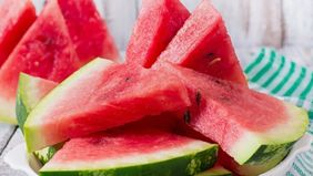 Buah semangka kaya akan manfaat luar bisa bagi kesehatan bagi siapa saja yang mengonsumsinya. 