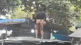 Viral di media sosial, sebuah video yang memperlihatkan seorang wanita diduga Orang Dengan Gangguan Jiwa (ODGJ) joget di atas mobil di Bubulak, Kota Bogor.