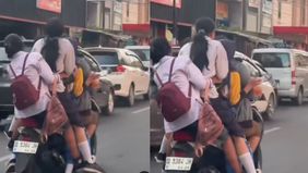 Polisi melakukan penyelidikan terkait video viral emak-emak yang berboncengan enam tanpa memakai helm di Makassar.