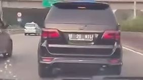 Dua mobil terlibat saling kejar hingga ugal-ugalan, dilakukan di jalan tol hingga berhasil menarik perhatian netizen. 