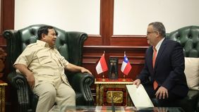 Menteri Pertahanan RI Prabowo Subianto menyambut kedatangan Duta Besar Cile untuk Indonesia dan Asean, H.E. Mr. Mario Ignacio Artaza, di ruangan kerja Menhan RI, Kemhan, Jakarta, Selasa (4/6).