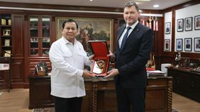 Menteri Pertahanan RI Prabowo Subianto menerima kunjungan kehormatan Duta Besar Slovakia untuk Indonesia, H.E. Mr. Tomas Ferko di ruang kerja Menhan di Kemhan, Jakarta, Rabu (5/6). 