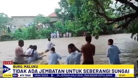 Para Siswa Kesulitan Pulang Ke Rumah Saat Sungai Batabual Meluap Pascadilanda Hujan Deras.
