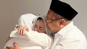 Prilly Latuconsina baru saja melepas kedua orang tuanya, Rizal Latuconsina dan Ully Djulita untuk menunaikan ibadah haji di Tanah Suci.