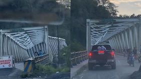 Sebuah video yang memperlihatkan aksi nekat seorang pengemudi mobil melintas di jembatan miring yang hampir roboh viral di media sosial.