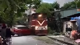 Viral di media sosial, sebuah video yang memperlihatkan mobil tengah terparkir di pinggir rel tertabrak kereta api yang melintas.