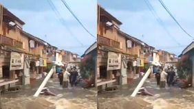 Tanggul PDAM meledak, menyebabkan banjir dan rumah warga mengalami kerusakan di wilayah Cibangkong, Kecamatan Batununggal dekat TPU Cibangkong, Kota Bandung Rabu, 5 Juni 2024.