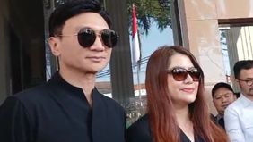Anji dan Wina Natalia hadiri sidang perdana cerai dengan outfit serba hitam.
