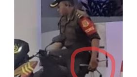 Baling-balingnya berwarna hitam. Ukuran sedang atau segenggaman tangan orang dewasa. Drone nampak dibawa oleh petugas Pamdal Kejagung dengan menumpang sepeda motor.