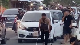 Seorang pengemis menyebabkan kemacetan di Rowo Jombor, Klaten, Jawa Tengah dengan berjalan di tengah jalan.