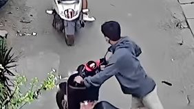 Peristiwa pencurian sepeda motor kembali terjadi, dilakukan oleh dua orang pria di Kawasan Cipondoh, Tangerang Kamis, 6 Juni 2024.
