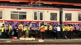 Sebuah video menunjukkan gerbong KRL di Stasiun Cikarang yang dicoret-coret vandalisme menjadi viral di media sosial.