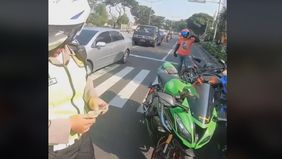 viral di media sosial menunjukkan momen pengendara motor yang terkena tilang oleh oknum polisi.