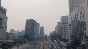Pagi ini, udara di Jakarta terasa menyesakkan. Benar saja, data dari situs pemantau kualitas udara IQAir menunjukkan bahwa Jakarta menduduki peringkat pertama sebagai kota dengan kualitas udara terburuk di dunia pada pukul 07.00 WIB.