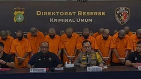  Polisi menangkap sebanyak 23 orang usai membongkar praktik judi online yang dikelola satu keluarga di kawasan Cibinong, Kabupaten Bogor, Jawa Barat.