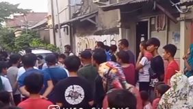 Dua orang terduga maling tabung gas elpiji ditangkap oleh warga di Komplek Deplu Caraka Buana Cipadu pada Kamis, 6 Juni 2024 sore.