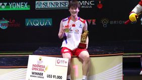 Chen Yu Fei, pemain tunggal putri China, kembali menunjukkan dominasinya di turnamen Indonesia Open. Di final yang berlangsung di Istora Senayan, Minggu (9/6/2024), dia berhasil mengalahkan An Se Young, wakil Korea Selatan, dengan skor 21-14, 14-21, 