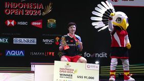 Shi Yu Qi, raja tunggal putra China, menunjukkan tajinya di turnamen Indonesia Open 2024. Ia berhasil mengalahkan Anders Antonsen, pemain Denmark, di final yang sengit di Istora Senayan, Minggu (9/6/2024), dengan skor 21-9, 12-21, 21-14.