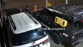 Aksi pencurian spion mobil kembali terjadi di Tangerang. Kali ini, dua orang pemuda terekam CCTV saat mencuri spion mobil Fortuner di Jalan Puribeta Selatan Raya No.68 Larangan Utara, Larangan, Tangerang Senin, 10 Juni 2024.