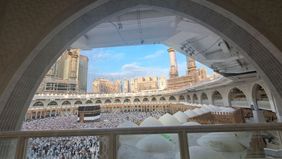 Seorang pria mengalami luka setelah nekat melompat dari lantai atas Masjidil Haram di Makkah, Arab Saudi.