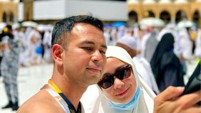 Pasangan Raffi Ahmad dan Nagita Slavina berkesempatan untuk melaksanakan ibadah haji tahun ini.