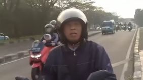 Baru-baru ini, sebuah video viral di media sosial menunjukkan seorang pengendara sepeda motor yang marah-marah saat ditegur karena merokok sambil berkendara.